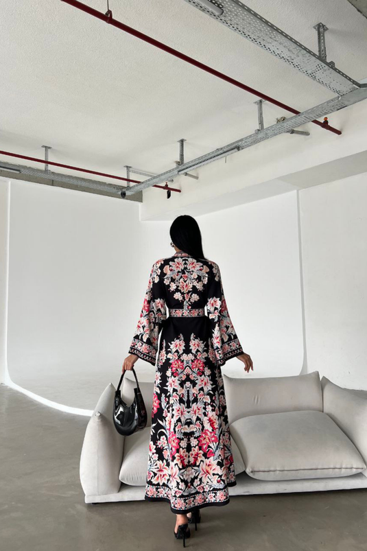 Atlas Kumaş Çiçek Desenli Gömlek Yaka Düğme Detaylı Siyah Elbise (KEMER DAHİLDİR)-4235